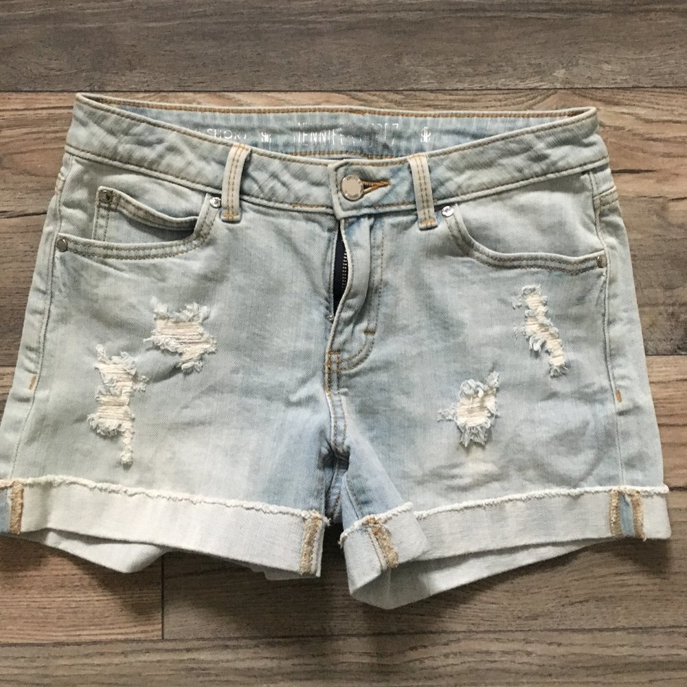 Mid-rise women's light wash denim shorts